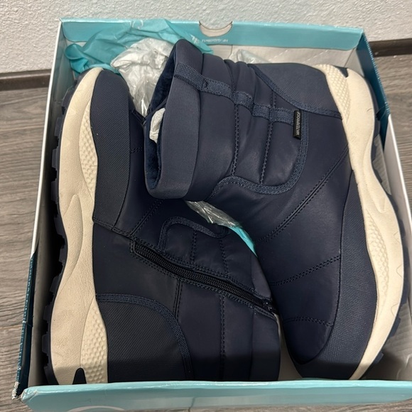 Baretraps Darra Waterproof Cold Weather Boots - Picture 2 of 9